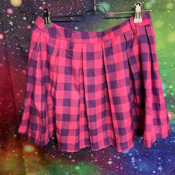 Hot Topic Pink and Black Mini Skater Skirt with Pleated Style - Picture 2 of 6